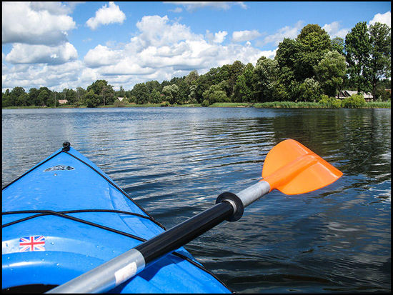 Wir versuchen uns über den welligen See auf die gegenüberliegende Seite zu paddeln, da wir ja in den Kanal fahren wollen.
Wie wir wissen, soll man die Wellen eher schneiden, damit man nicht kentert. Also müssen wir im Zickzack rudern.