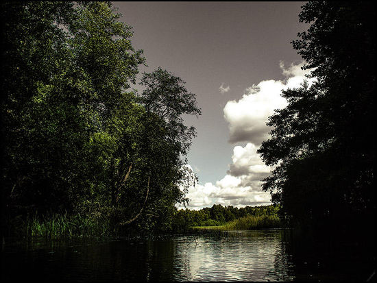 Der Kanal verbindet zwei Seen.