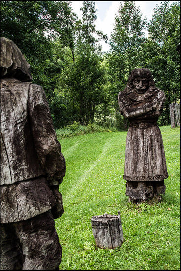 Auch diese Holzfiguren fungieren als Bienenstöcke.