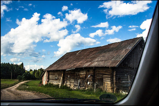 Soll das so ein Dorf sein? Hmm, eher nicht. 
Wir geben es auf und wollen nur nach Ignalina zum Einkaufen.
Dafür müssen wir erneut durch den Nationalpark fahren.
Immerhin sehen wir mal ein Reh am Straßenrand.