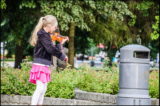 sehr junge Straßenmusikerin
