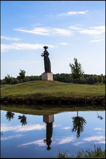 Statur relativ am Eingang