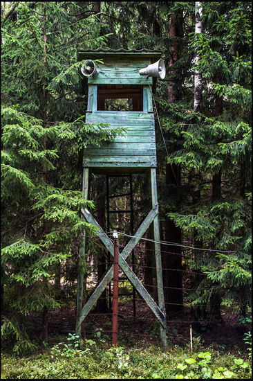am Rande des Weges verläuft ein Bächlein und hinter dem Stacheldrahtzaun im echten Wald stehen die Grenztürme. Dazu erschallen aus den Lautsprechern traurige russische Lieder und man bekommt eine richtige Gänsehaut beim Vorbeigehen. Außerdem stellt man sich vor, wenn man jetzt hier in echt an eine Grenze gekommen wäre und vom Turm aus erspäht würde. Unheimlich. Krieg ist sowieso immer unheimlich.