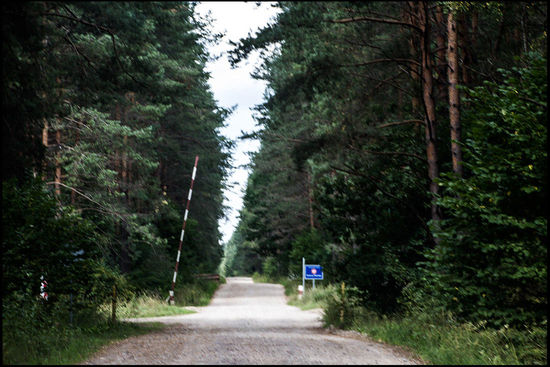 durch den Wald zur litauisch-polnischen Grenze.
Da der Schotterweg nur langsam und mit Vorsicht zu befahren ist, möchte Heike Sulamith am liebsten erwürgen. Denn schließlich haben wir ja nur noch 900km vor uns.... grrrrr.