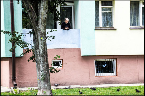 Polin beim Füttern von Tauben