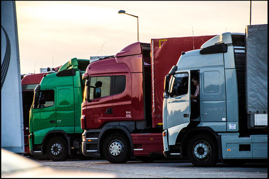 Die Trucker müssen parken, da sie am Wochenende nicht fahren dürfen.