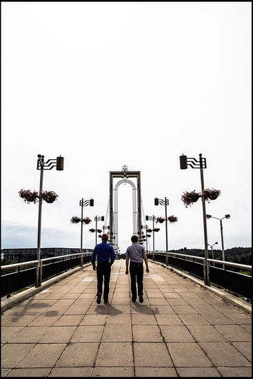 Diese Brücke führt leider nicht, wie irrtümlich zunächst angenommen, über einen Fluss, sondern lediglich über eine große Straße hinüber zur Uni.