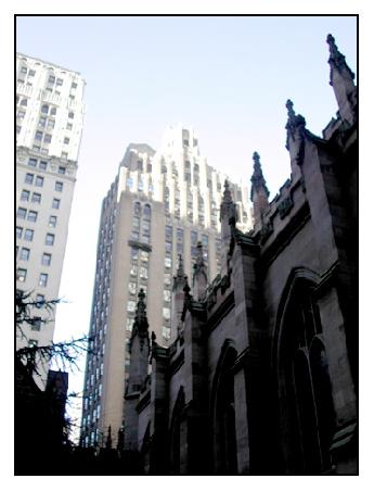 Kirche vor Wolkenkratzer im Financial District.