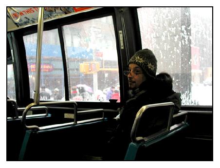 Enkidu im Bus und es schneit weiter.