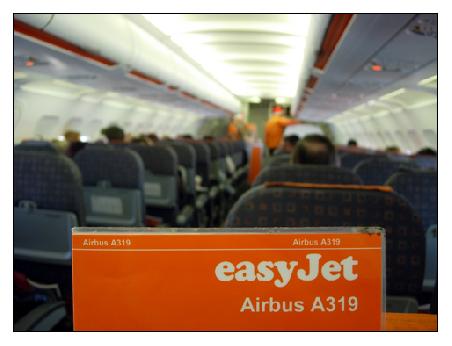 Im Flugzeug. Die Stewardessen und Stewards sind weihnachtlich verkleidet.