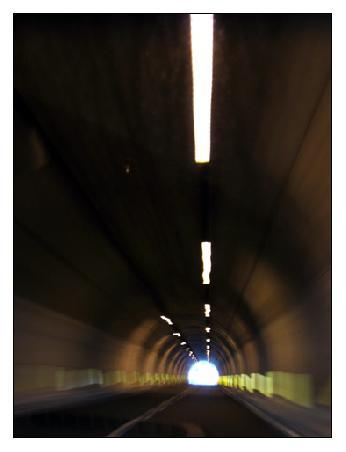 Die Autobahnen führen durch zahlreiche Bergtunnel.