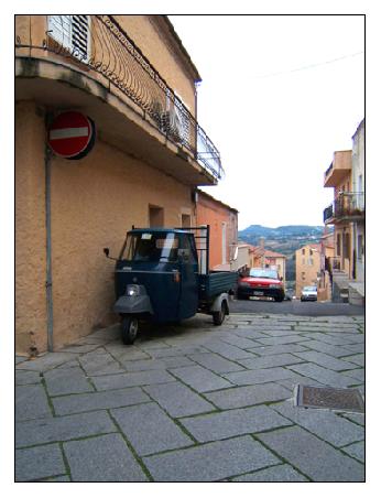 Dreirädriges Gefährt, welches man sehr häufig in Sardinien antrifft. Praktisch ist der Anhänger.