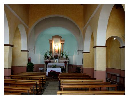 In der schlichten Kirche.