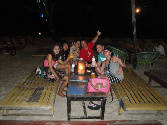 Und hier noch die ganze Sihanoukvillefamillie vereint, Crazy Girl, Aya, Marisa, Olly, ich, Fabienne, und die letzte im Bunde hat das Foto gemacht.