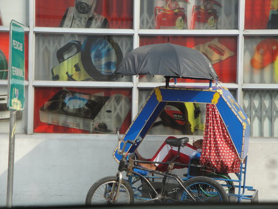 Tricycle in Manila  jeepney, tricycle mit fahrrad oder tricycle mit moped sind die drei fortbewegungsmittel in den philippinen.