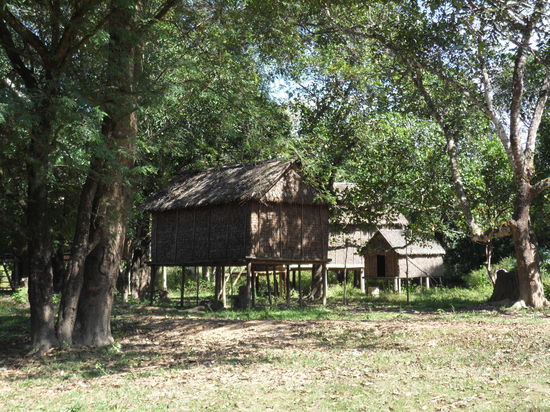 Im Dorf.. das kleine Haus ist uebrigens fuer pubertierende Maedchen..