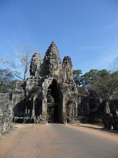 Suedtor der Koenigsstadt - mit Koepfen in jeder Himmelsrichtung
