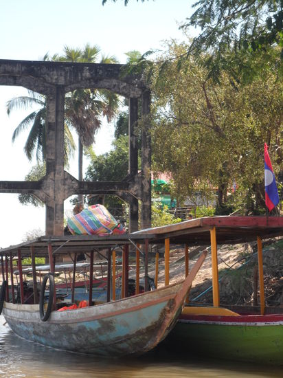 Es gab dort tasaechlich mal den Versuch, eine Eisenbahnbruecke zu bauen