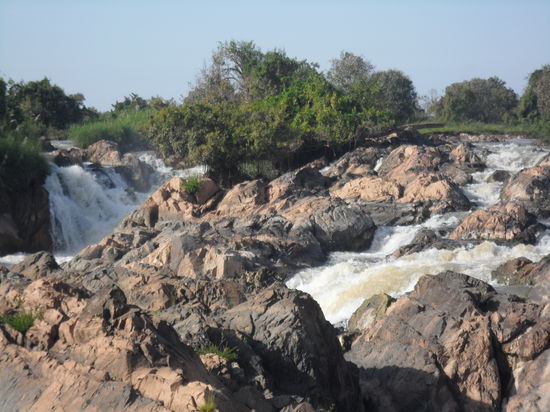 Wasserfall - an dieser Stelle ist der Mekong nicht befahrbar und deshalb insgesamt fuer die grosse Schiffahrt nicht nutzbar