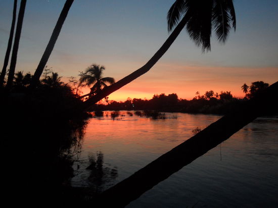 Sonnenuntergang von meinem Bungalow aus - natuerlich in der Haengematte fotografiert 