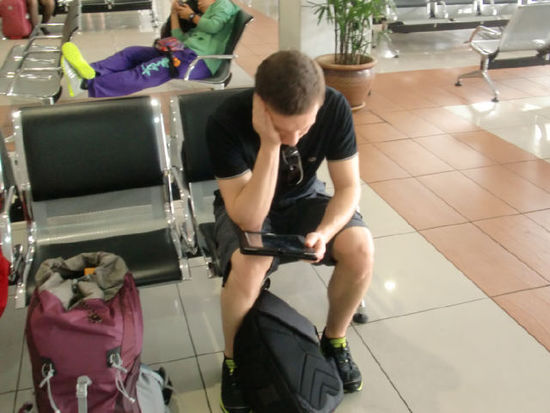 Ich troeste mich mit Maschas iPad um Flughafen KL. Das Leben ist so hart ...