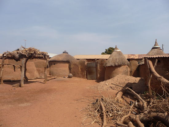 Dies sind die typischen Häuser in Langbinsi - diese prägen das Dorfbild!