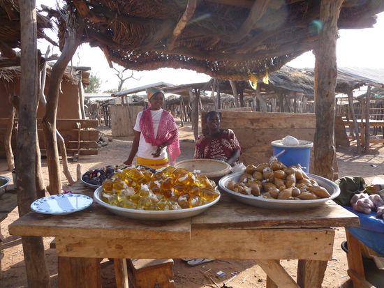 Marktstand mit Öl in kleinen Tüten verpackt und Nüssen!