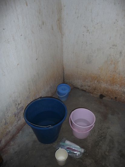 Waschraum - Luxus im rosa Eimerchen ist heißes/warmes Wasser um den Kopf zu waschen!