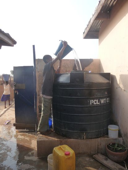 Alle zwei bis drei Tage kommt eine Wasserlieferung - das Wasser wird in diesem Behälter gesammelt.