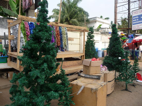 Accra, Oxford Street, OSU, Einkaufsstraße und Restaurants:<br />Weihnachtsbäume gibt es auch hier.