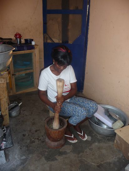 Meine Gastmutter beim Zubereiten von Fufu aus Yam.