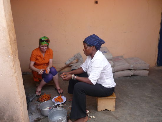 Gemeinsames Kochen von Gemüsesuppe - meine Gastmutter hat für die Familie nach Banku dazugemacht, da man von dem deutschen Essen nicht satt wird!  Danach gab es noch Obstsalat. Wir haben die Zutaten Silvester in Tamale gekauft.