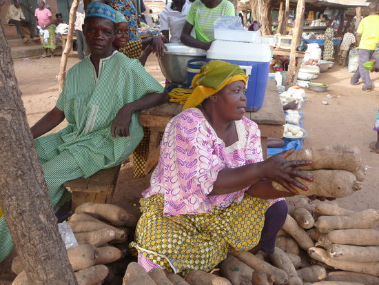 Yam Verkäuferin auf dem Markt in Langbinsi