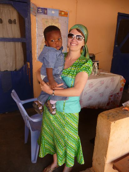 Emmanuel und ich im Hof/Living Room