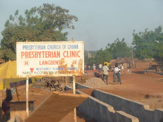 Klinikschild an der Hauptstraße im Dorf