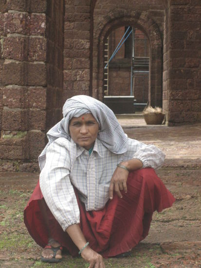 Ein Gaertner vor einer portugiesischen Kirche