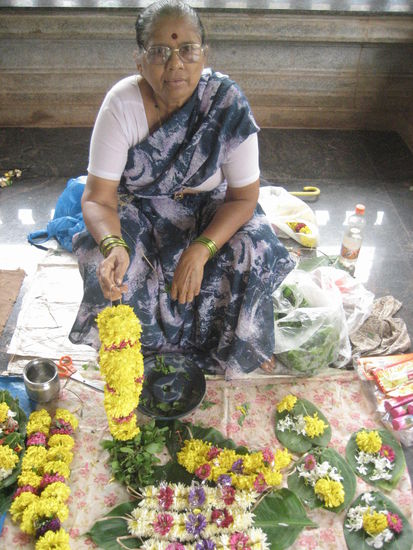 Blumenverkauferin im Tempel