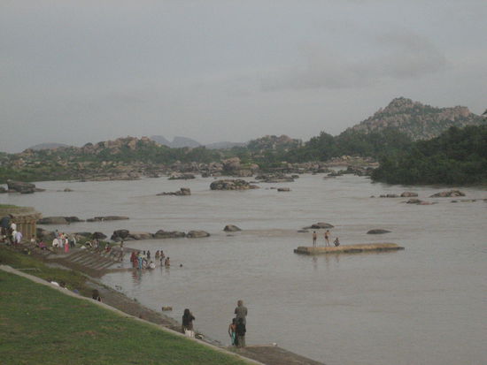 Hampi River, hier wird morgens gebadet oder waesche gewaschen