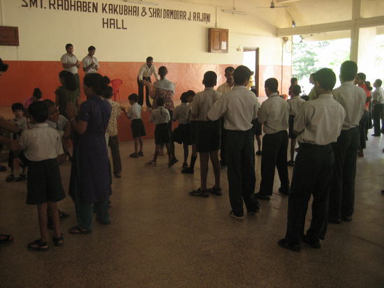 Morning Workout fuer alle Schueler mit Trommelschlag