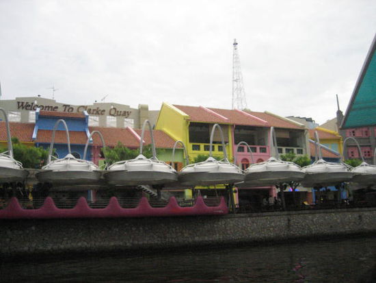 Clubs, Bars und Restaurants in farbenfrohen Haeusern entlang der Promenade