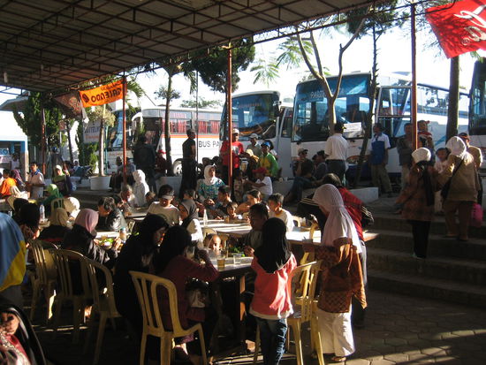 Busstop mit Lunchmoeglichkeit