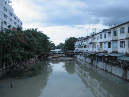 Ein Fluss, auf der linken Bildseite das Hotel in dem ich jetzt bin...rechts einheimische Wohnbereiche