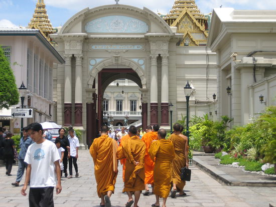 Moenche vor dem Grand Palace