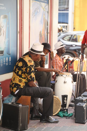 Straßenmusiker sorgen für karibisches Flair beim Shoppen