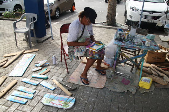 Straßenkünstler säumen die Promenade