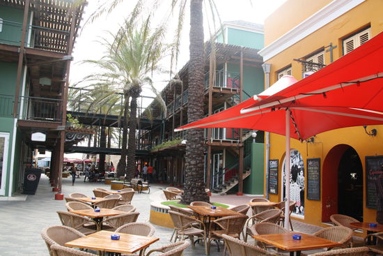 Auf der anderen Seite der Saint Anna Bai, das alte Fort mit modernen Cafes, Restaurants und Geschäften. Hier legen die Kreuzfahrtschiffe an