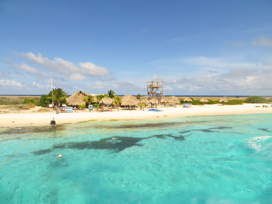 Mermaidboattrips sind die einzeigen Anbieter, die diese schattenspendenen Bambushütten für die Gäste haben. Hier wird Mittags ein leckeres Buffet vorbereitet