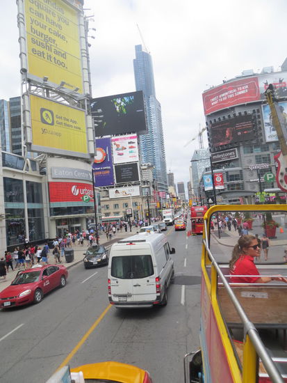 Yonge Street - beginnt als Einkaufsmeile und Hauptverkehrsader in Toronto und endet nach1896 Kilometern als Provinzstraße im Norden Ontarios. Hat es damit ins Guinnes Buch der rekorde geschafft.