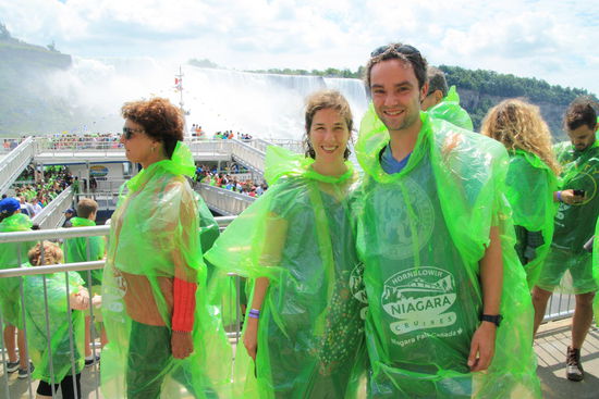 Wie kleine grüne Marsmännchen wirken die Touristen vor den Niagara Fällen