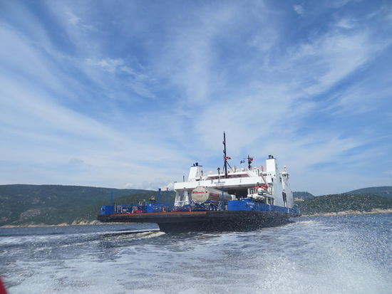 Die Autofähre setzt alle 15 Minuten über den Sagueny Fjord - en Seitenarm des St. Lorenzstroms nach Tadoussac über (gratis)
